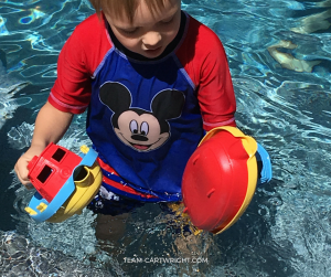 The pool is a great laboratory to explore scientific concepts! Here are easy and fun activities to explore science by the pool. #STEMactivity #easyscience #toddlerlearning #preschoollearning #scienceproject #summerlearning Team-Cartwright.com