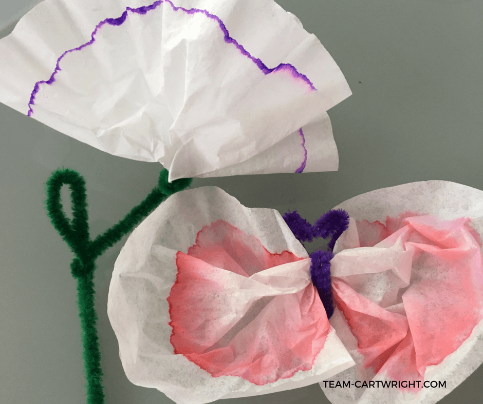 Create a beautiful art project using color chromatography at home. Teach your children STEM and explore their creativity at the same time. #colorcreativity #STEAMproject #kidcraft #easykidcraft #toddlerartproject #preschoolartproject #toddlerscience #preschoolscience #homeschoolSTEAM #homeschoolart #homeschoolscience #chromatography Team-Cartwright.com