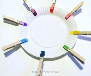 Practice colors with paper plates and clothespins! Kids can work on matching and color skills while practicing fine motor skills. #learning #activity #toddler #preschool #colors #matching #easy Team-Cartwright.com