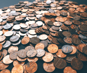 Surprise your kids with this sensory STEM activity and learn about chemical reactions. Here is the science of cleaning pennies with ketchup. #STEM #science #experiment #preschool #kids #elementary #homeschool Team-Cartwright.com