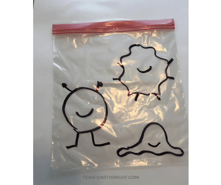 Create a fun sensory game for your toddler! Easy sensory bags for kids. #sensorybags #sensoryactivity #toddlergame #learningactivity Team-Cartwright.com
