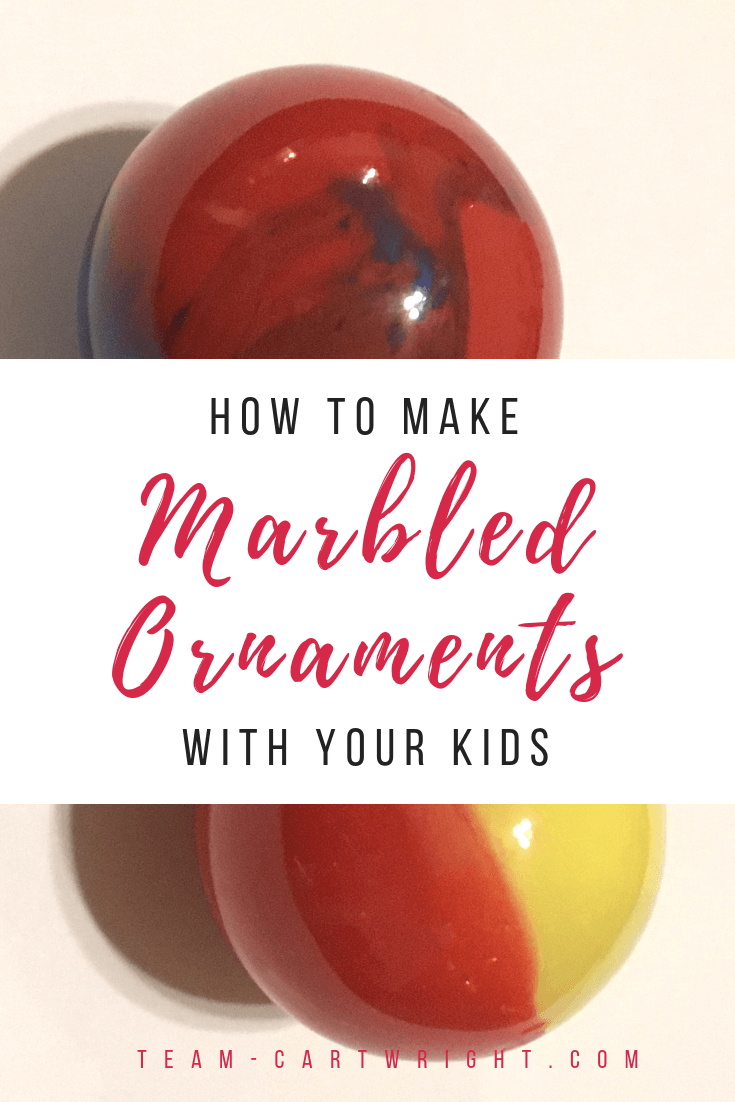 Make fast and fun ornaments with your kids! Make holiday memories while you learn a little color mixing science. #colormixing #christmasscience #christmasSTEM #STEAM #ornaments #christmascraft #holidaycraft #STEM #toddler #preschool #kids #learningactivity #holidaylearning Team-Cartwright.com